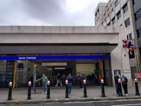 Bank station